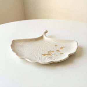 Plateau Feuille en Jesmonite – Édition artisanale- Blanc avec des detailles dorée
