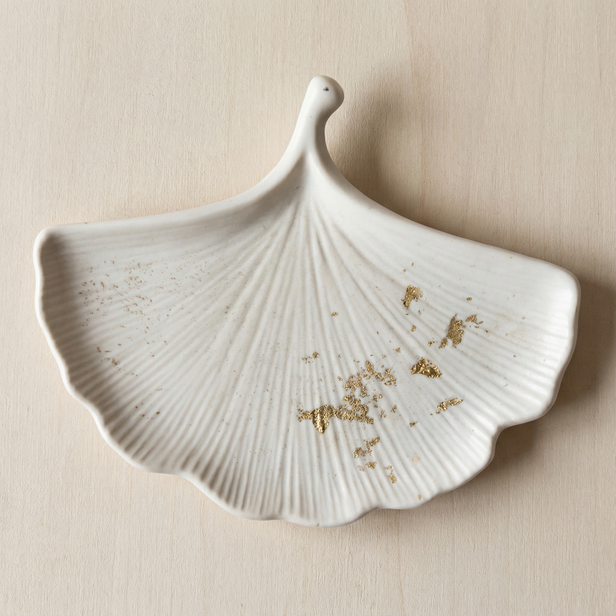 Plateau Feuille en Jesmonite – Édition artisanale- Blanc avec des detailles dorée – Image 6