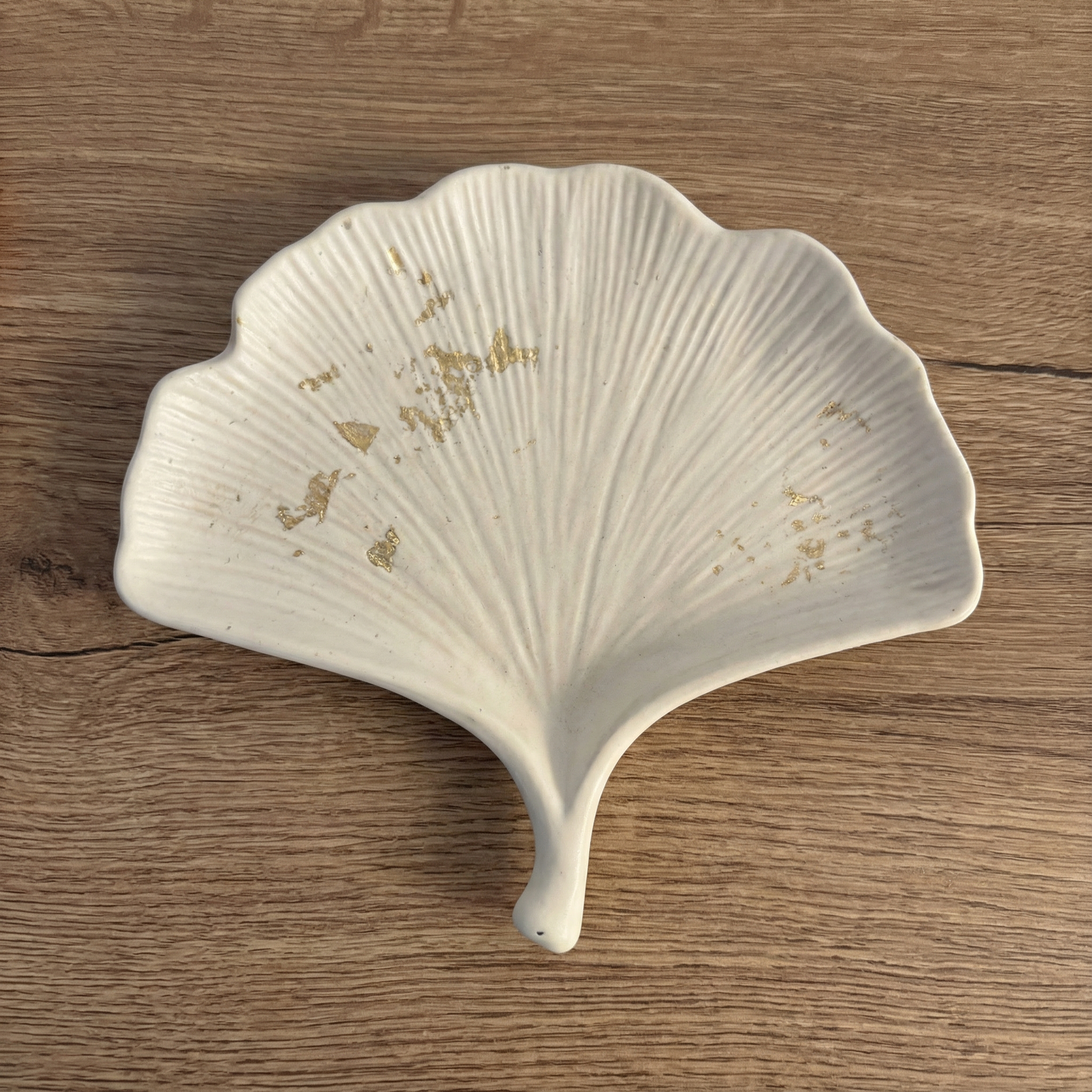 Plateau Feuille en Jesmonite – Édition artisanale- Blanc avec des detailles dorée – Image 5