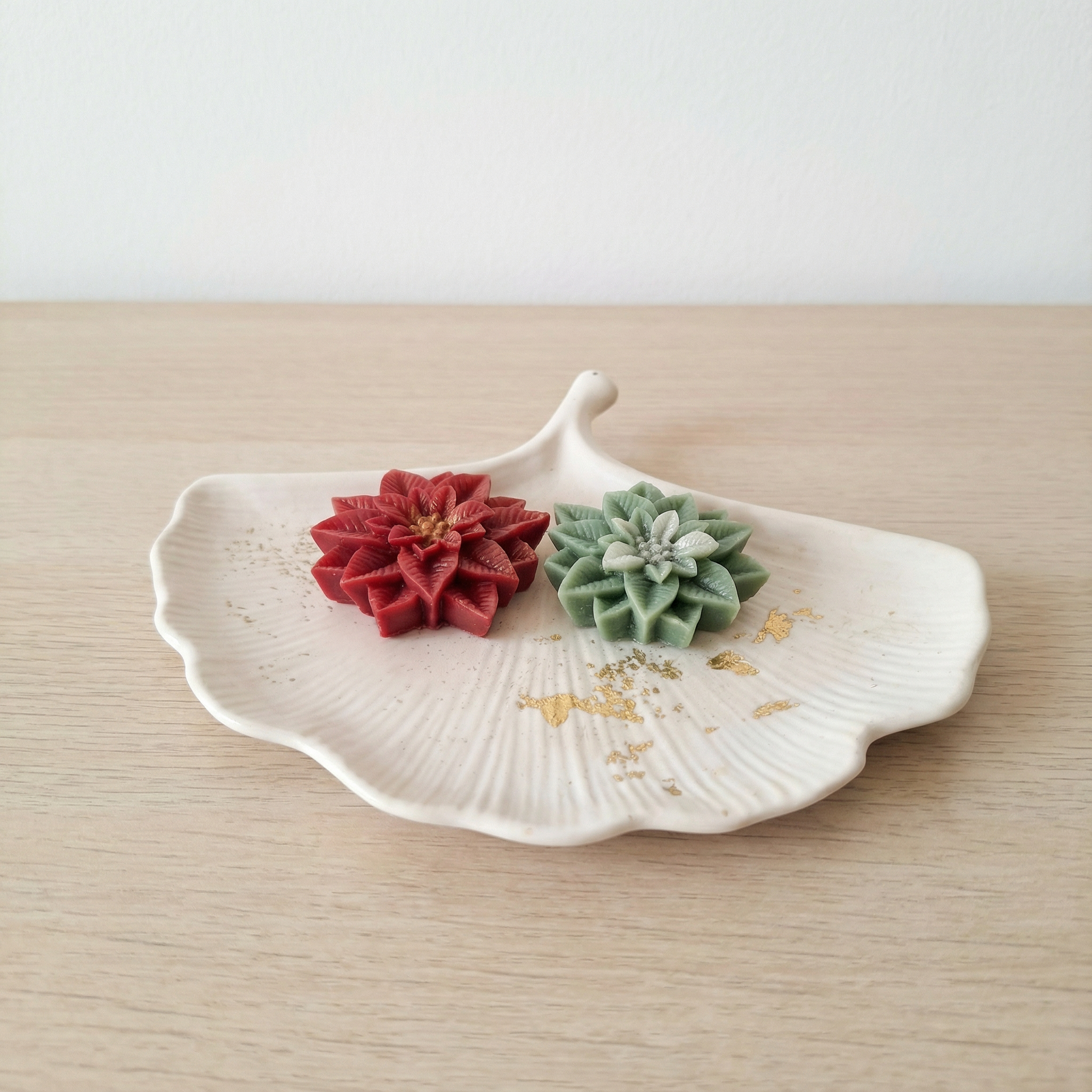 Plateau Feuille en Jesmonite – Édition artisanale- Blanc avec des detailles dorée – Image 4