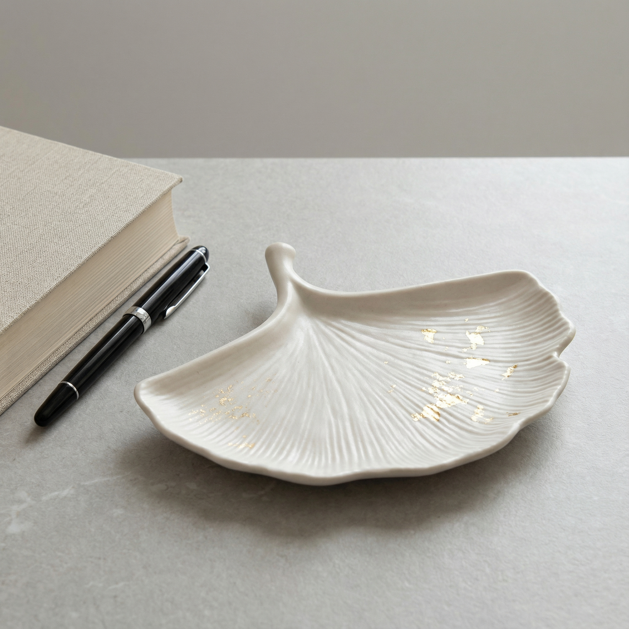 Plateau Feuille en Jesmonite – Édition artisanale- Blanc avec des detailles dorée – Image 3